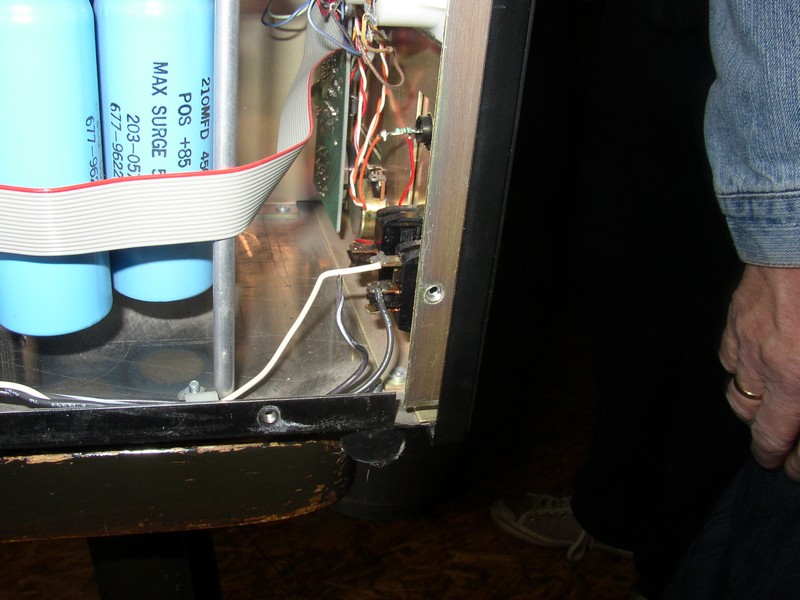 Een van de oorzaken. Een losse draad bij de 220V connector.